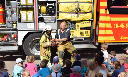 Die Kinder lernen die Arbeit der Feuerwehrmänner kennen. Foto: Lebenshilfe Goslar