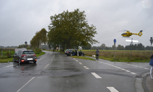Eine der Unfallbeteiligten musste mit dem Hubschrauber in das Wolfenbütteler Klinikum geflogen werden. Foto: Polizei Gifhorn