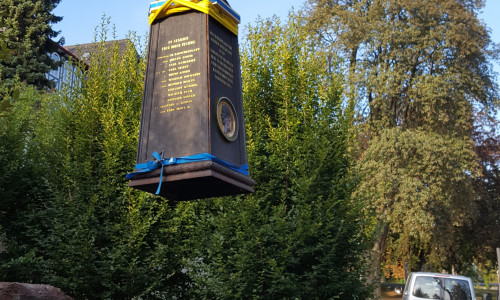 Auf geht’s: Das Denkmal verschwindet fürs erste von seinem Standort am Kahnteich und zieht um in die Werkstatt am Rammelsberg. Foto: Stadt Goslar