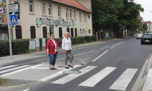 Ratsfrau Nicole Palm (links) und die Spitzenkandidatin der SPD für die Nordstadt, Angela Marten, freuen sich, dass der Zebrastreifen auf dem Bültenweg in Höhe des B 58 nun seiner Bestimmung übergeben werden konnte. Foto: Christian Plock