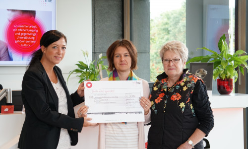 Scheckübergabe bei der fme AG in Braunschweig (v.l.): Martina Collet (fme AG), Stephanie Szielasko-Heide & Karin Feder (Foto: Kindertrauergruppe Patronus)