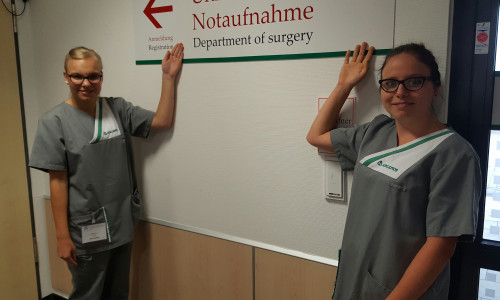 Ferienjobber lernten den Krankenhaus-Alltag kennen: Ferienjobber Leah Mevers (links im Bild) und Swantje Graf in der Harzklinik Goslar. Foto: Asklepios Harzkliniken 