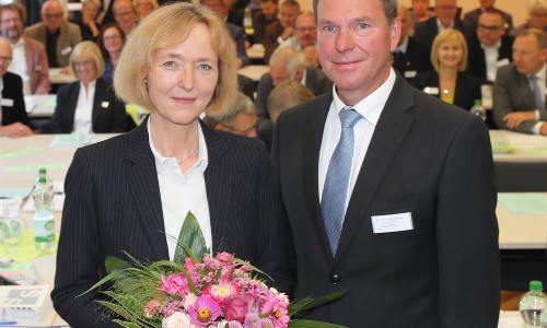Ulrike Brand-Seiß erhält die Glückwünsche von Synodenpräsident Dr. Peter Abramowski zur erfolgreichen Wahl. Foto: Agentur Hübner