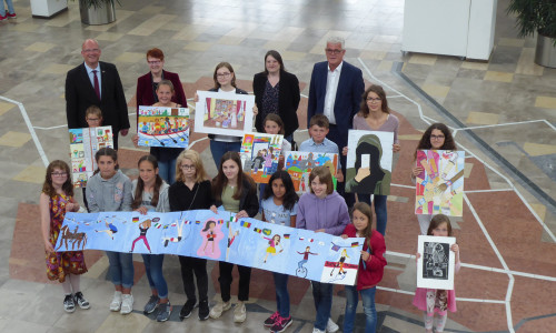 Die Teilnehmenden der Wolfsburger Malschulen Kunstkäfer und Porschehütte erhielten von Bürgermeister Ingolf Viereck ihre gemalten Bilder. Foto: Stadt Wolfsburg