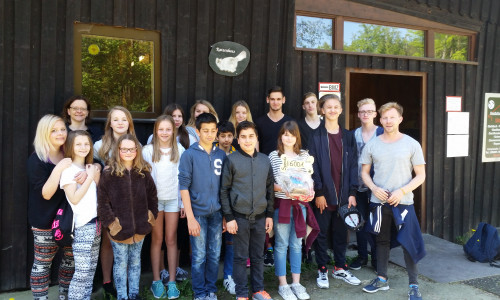 Schüler der Oberschule Langelsheim spendeten 600 Euro an das Tierheim Goslar. Foto: Tierheim Goslar 
