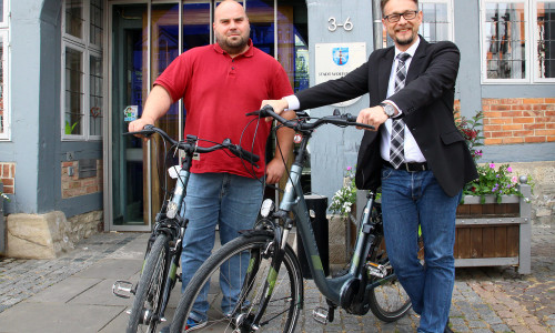 Florian Röpke (links) und Ivica Lukanic tauschen drei Wochen lang ihre Autoschlüssel gegen Drathesel. Foto: Stadt Wolfenbüttel