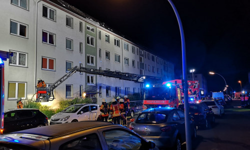 Das Feuer im Wohnhaus konnte schnell unter Kontrolle gebracht werden und breitete sich nicht auf Nachbarhäuser aus. Foto: aktuell24/KR