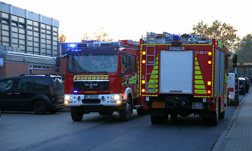 Die Feuerwehr erkundete die Lage. Fotos: Rudolf Karliczek