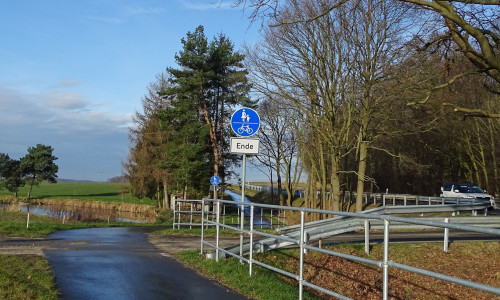 Das Ende des neu geschaffenen Geh-Radwegs an der B244 gibt Rätsel auf. Foto: Kreisverkehrswacht
