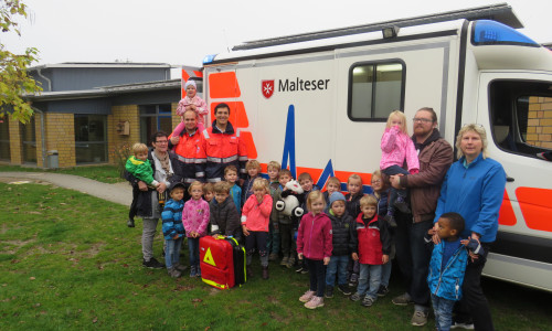Die Kindergartengruppe mit den Maltesern vor ihrem Rettungswagen.

Foto: Gemeinde Lehre
