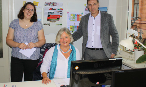 Lebenshilfe-Geschäftsführer Bernd Schauder (von rechts) begrüßt seine neuen Mitarbeiterinnen Kerstin Rüster und Marie-Kristin Ude. Foto: Lebenshilfe