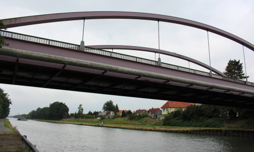 Auf der Autobrücke über den Mittellandkanal zwischen Thune und Wenden sind in den letzen Tagen immer wieder Jugendliche zu beobachten, die über das Geländer klettern und den Sprung in den Kanal wagen. Foto: Robert Braumann
