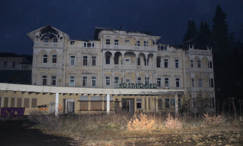Anblick aus alten Zeiten: Der Harzburger Hof wurde mittlerweile abgerissen. Bald soll hier ein neues Hotel entstehen. Foto: Anke Donner/Archiv