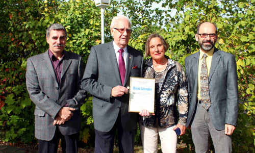 Von links: Ulrich Michel vom NLV, Heinz Schrader mit seiner besonderen Auszeichnung, Rita Girschikowski, Dr. Walter Büngener. Fotos: Bernd-Uwe Meyer