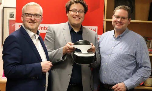 SPD Fraktionsvorsitzende Falk Hensel und Marcus Bosse neben Kreistagsmitglied Lennie Meyn mit VR-Brille. Foto: SPD