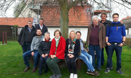Der Rat der Gemeinde Evessen in Hachum, auf der neu angeschafften Rundbank am Maibaumplatz. Foto: privat