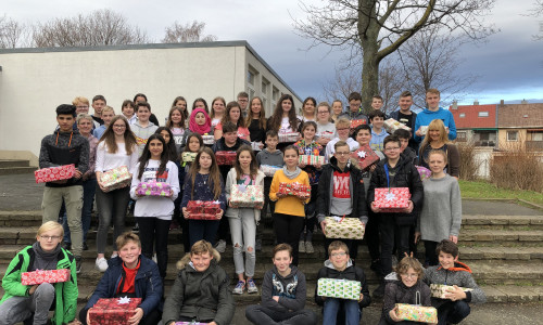 Die Schüler der Adolf-Grimme-Gesamtschule packten und verteilten Weihnachtsgeschenke für Senioren.

Foto: AGG