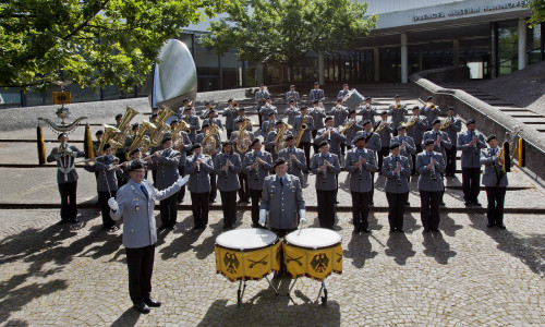 Das Heeresmusikkorps Hannover vor dem Spengelmuseum. Foto: Heeresmusikkorps Hannover