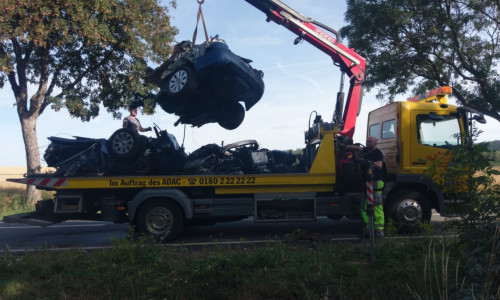 Bergung des verunfallten Fahrzeugs.
Foto: Polizei Video: aktuell24(CvD)