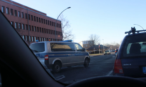Die Polizei in Lebenstedt rückt aus. Symbolfoto: Alexander Panknin 