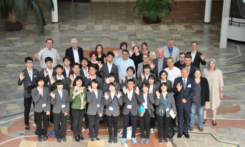 Oberbürgermeister Klaus Mohrs empfängt zusammen mit Vertretern aus Politik und Verwaltung eine Schülergruppe aus Nagoya/Japan. Foto: Stadt Wolfsburg 
