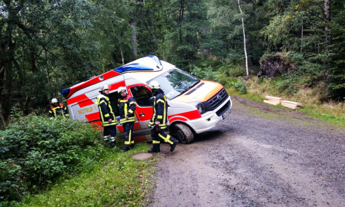 Am Donnerstag musste die Feuerwehr Bad Harzburg einen Rettungswagen aus dem Graben. Foto: Feuerwehr Bad Harzburg