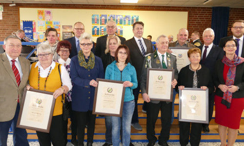 Die Stillen Stars der Gemeinden wurden für herausragendes Engagement geehrt und posierten alle gemeinsam für ein Foto mit den Laudatoren.