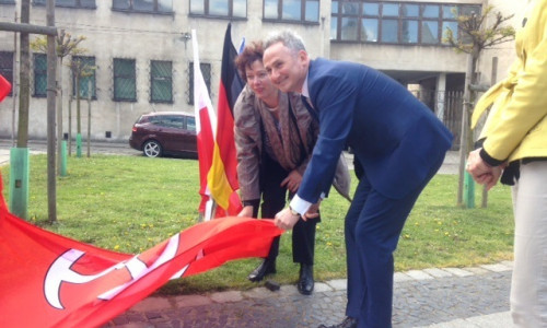 Seit 15 Jahren besteht die Partnerschaft zwischen Goslar und Brzeg. Mit einem Treffen wurde die Freundschaft gefeiert. Bürgermeisterin Renate Lucksch und Bürgermeister Jerzy Wrębiak bei der Enthüllung des Gedenkplatte. Foto: Stadt Goslar
