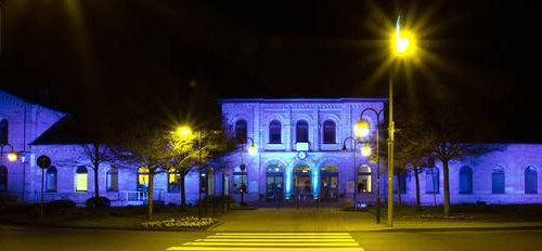 In farbiges Licht getaucht präsentiert sich der Helmstedter Bahnhof kürzlich während einer privaten Feier. Foto: Jonathan Flatt