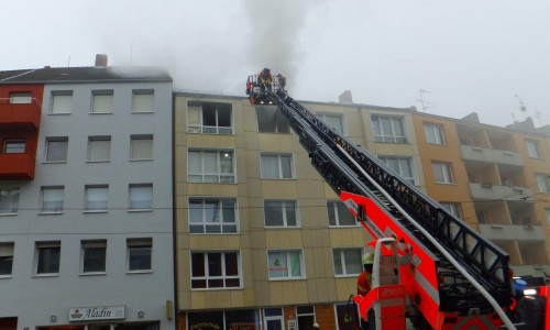 Bei einem Wohnungsbrand in der Wendenstraße ist eine Person an den Rauchgasen verstorben, ein Feuerwehrmann wurde leicht verletzt. Foto: Feuerwehr Braunschweig