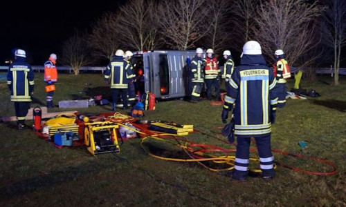 Der Kleinbus hat sich überschlagen und einen Fahrzeuginsassen unter sich begraben. Fotos: Feuerwehr Wolfenbüttel