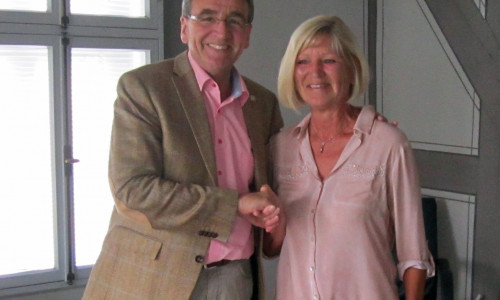 Bürgermeister Thomas Pink verabschiedet Irene Lampka. Foto: Stadt Wolfenbüttel