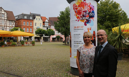  Monika Schmidt (Veranstaltungsmanagerin der Volksbank BraWo) und Stefan Honrath (Leiter der Direktion Peine der Volksbank BraWo) freuen sich auf das BraWo-Fest der Sinne am kommenden Samstag auf dem Peiner Marktplatz. Foto: Anna Gröhl