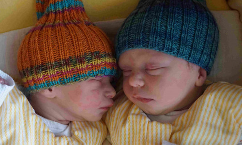 Schlafend im Bettchen: Die Zwillinge Nilas und Ziva. Foto: Klinikum