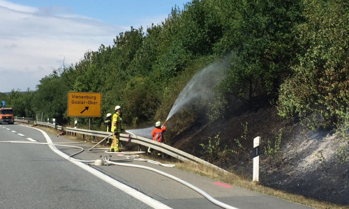 An der B6 brennt derzeit ein großer Bereich der Böschung. Foto: Feuerwehr Bad Harzburg