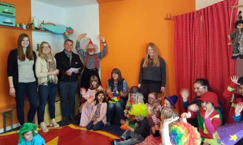 Das WoBau-Team besuchte Fidolo in der Clownswohnung. Foto: WoBau