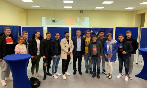 Oberbürgermeister Klaus Mohrs mit Schülerinnen und Schülern der BBS 2. Foto: Stadt Wolfsburg

