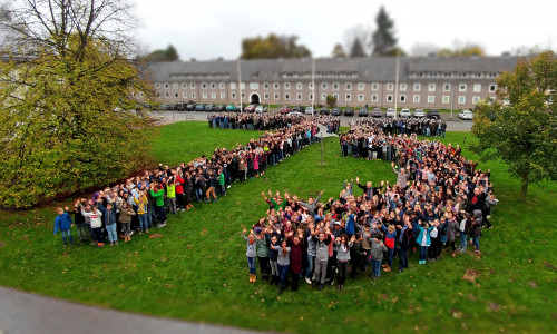 Die knapp 800 Schüler des Kranich Gymnasiums bildeten eine riesige 75 vor der Schule. Video/Fotos: Alexander Panknin