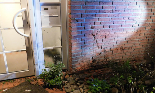 Die beschädigte Hauswand - der Verursacher fuhr unerkannt mit seinem Fahrzeug davon. Foto: Polizei Peine