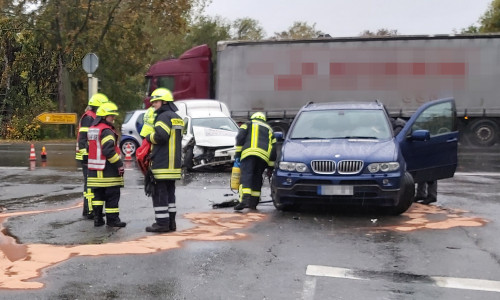 Die Feuerwehr musste schnell handeln, da Flüssigkeiten des Unfallfahrzeugs in die Kanalisation zu laufen drohten. Foto: Feuerwehr Othfresen