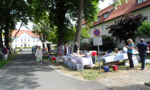 Die Stände des Ortsteilflohmarkts vor dem Schloß. Fotos: Privat
