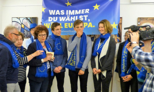 Pulse of Europe Goslar bei einer seiner vielen Wahlaktionen, hier mit Schülern aus Litauen. Foto: Privat