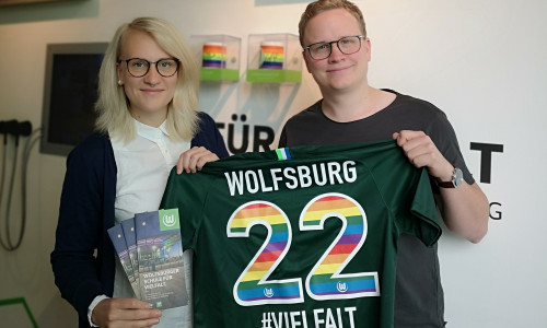 Antje Arnds (Fanprojekt Wolfsburg) und Björn Ferneschild (VfL Wolfsburg) präsentieren die neue Bildungsoffensive "Wolfsburger Schule für Vielfalt". Foto: Stadt Wolfsburg