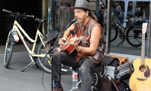 „Straßenmusiker tragen grundsätzlich zur Belebung der Innenstadt bei." Symbolfoto: Max Förster