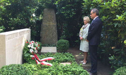 Oberbürgermeister Ulrich Markurth legte einen Kranz am Grab von Friedrich Theodor Kohl, einem Ehrenbürgers der Stadt,  nieder. Foto: Anke Donner 