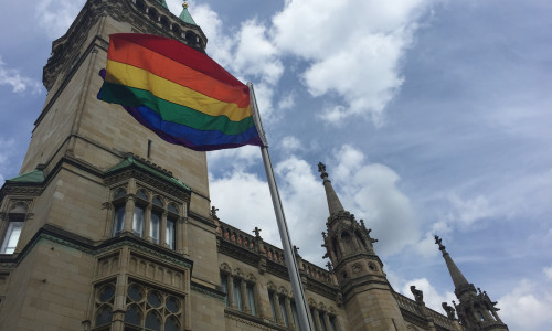 Am Freitag wurde am Rathaus die Regenbogenflagge gehisst. Damit fiel der Startschuss für das Sommerloch-Festival 2017. Foto: Anke Donner 