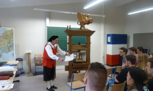 Die Erfindung des Buchdrucks wurde den Schülern mit Hilfe einer Gutenberg-Presse vorgeführt. Foto: IGS Lebenstedt