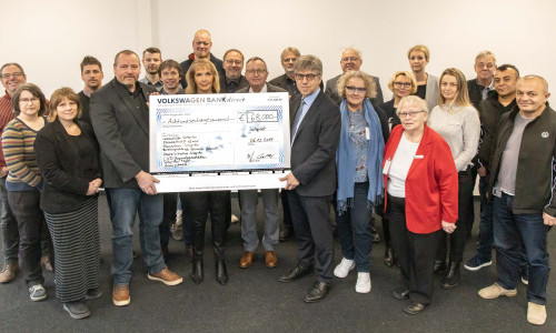 Die Belegschaft des VW-Werks Salzgitter übergab insgesamt 68.000 Euro an acht wohltätige Organisationen.

Foto: Rudolf Karliczek