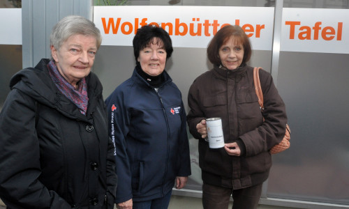 Spende für die Tafel. Andrea Wolff (rechts) überreichte zusammen mit Helga Frohse (links) die gesammelten Spenden an Juliane Liersch. Foto: DRK