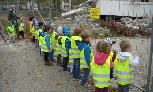 Sicher unterwegs: Die Kinder der Kita an den Teichen in leuchtend gelben Warnwesten. Foto: Stadt Wolfsburg
